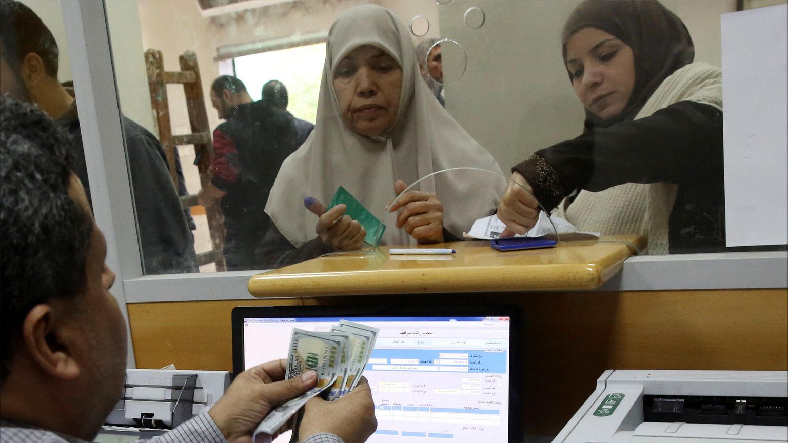 الغزيون يحاربون شح النقود بالتكنولوجيا