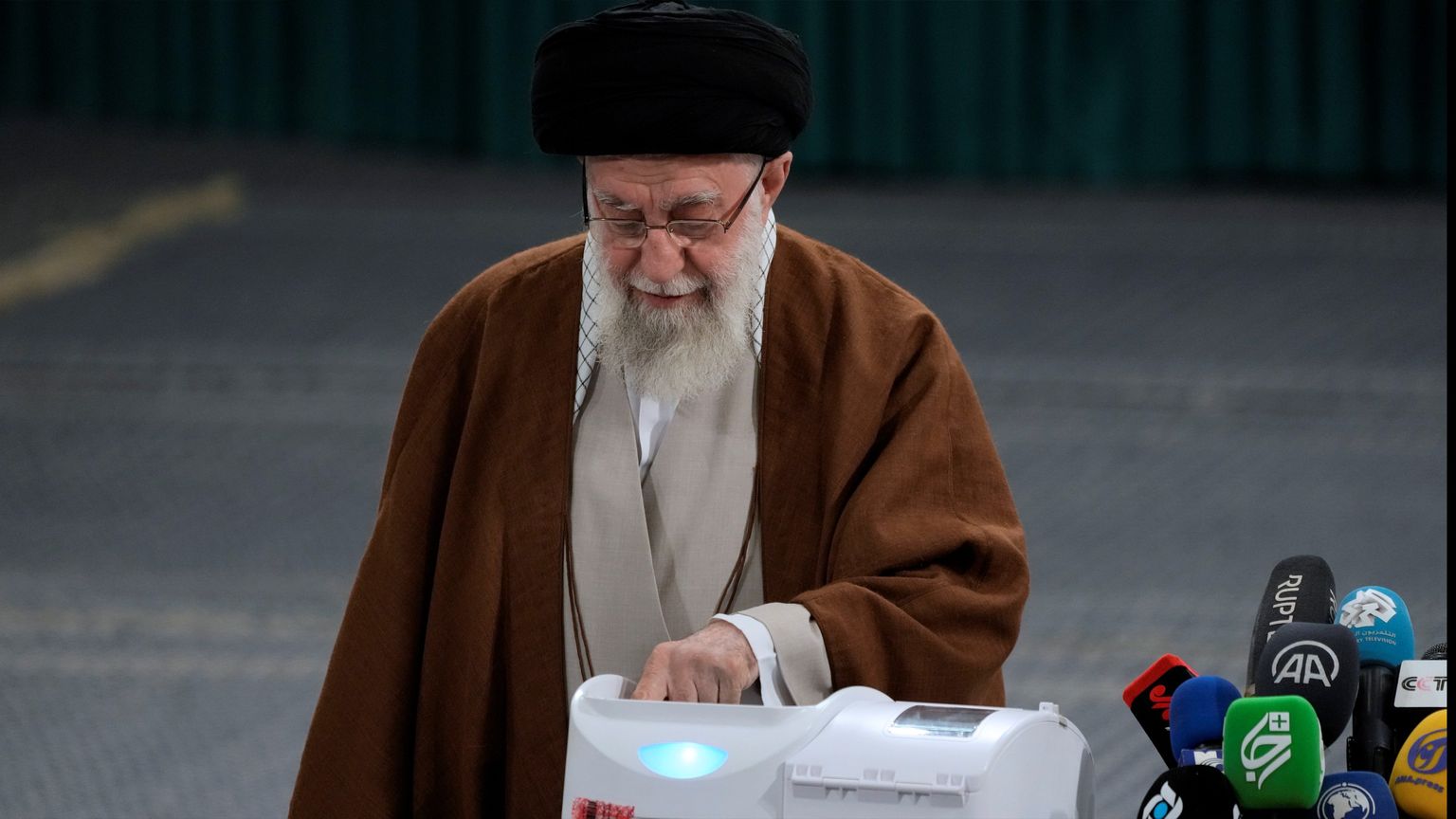 بعد وفاة رئيسي.. سباق "خلافة خامنئي" يشتعل