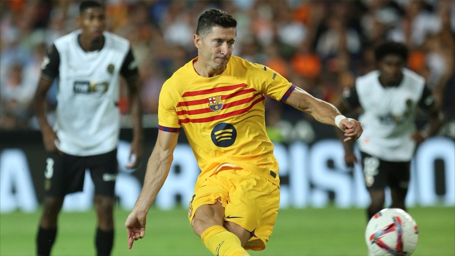 بعد 125 عاما.. ليفاندوفسكي "عجوز" تاريخي في برشلونة