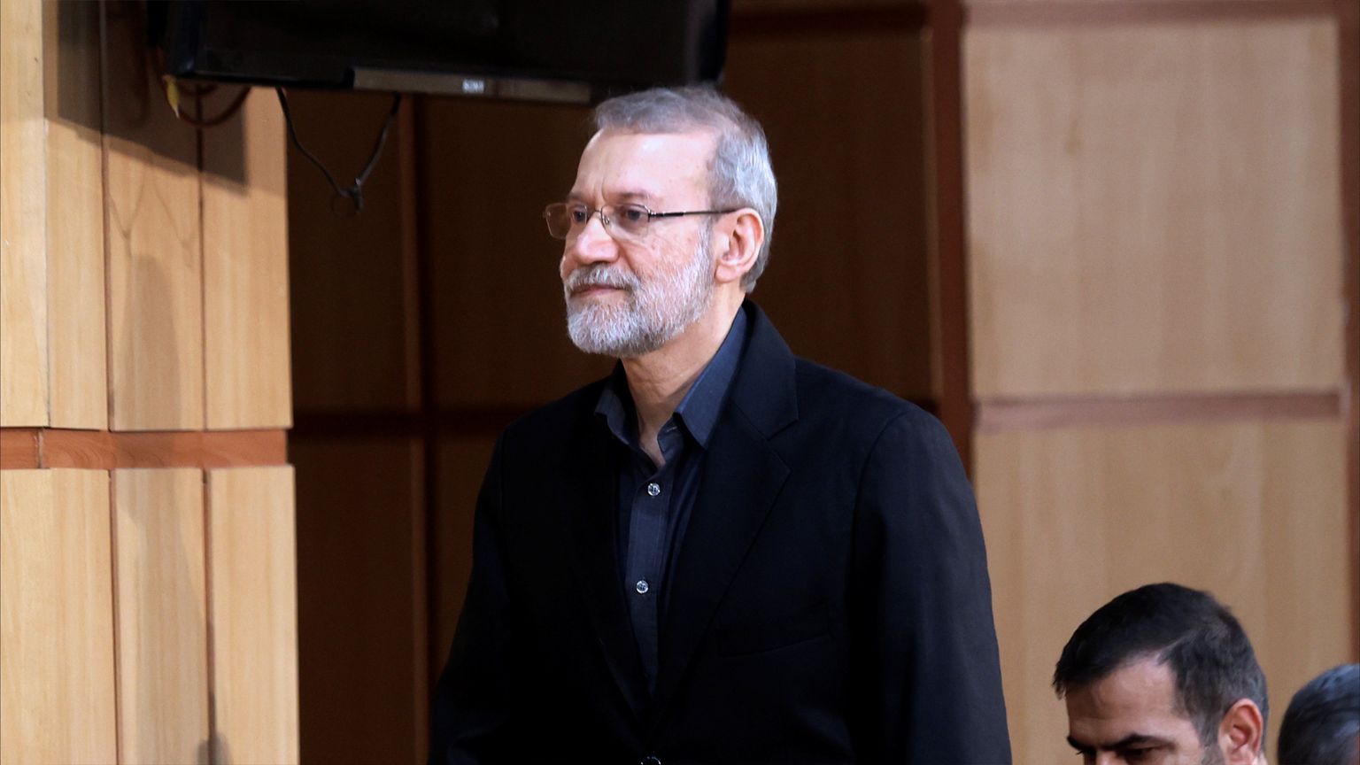 بعد شد وجذب.. تفتيش وفد مستشار خامنئي في مطار بيروت