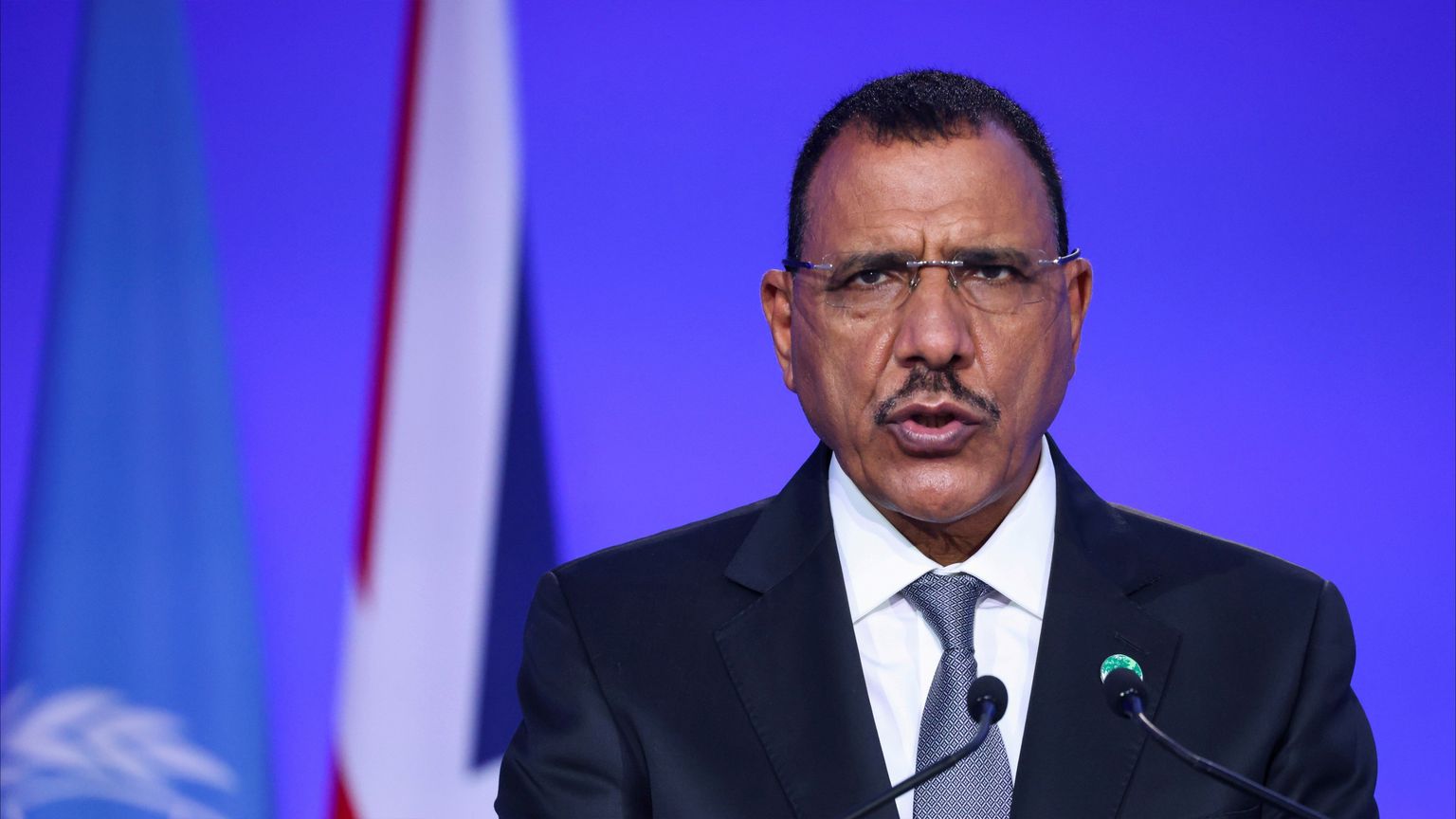 رئيس النيجر "الرهينة" يخاطب العالم من "واشنطن بوست"