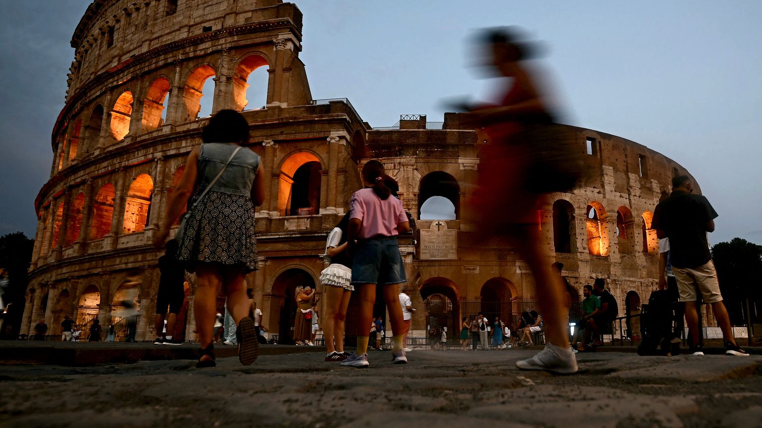 "السياحة الليلية" أحدث موضة لمواجهة الحرارة القاتلة بأوروبا