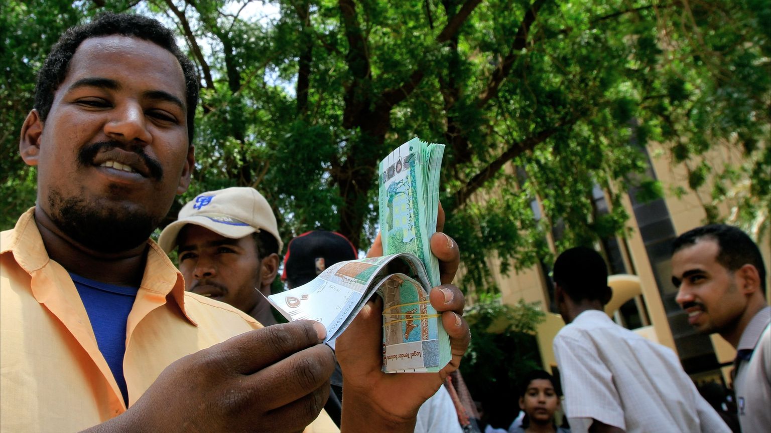 "عملة جديدة" تقسم السودان.. ما سرّ الرفض؟