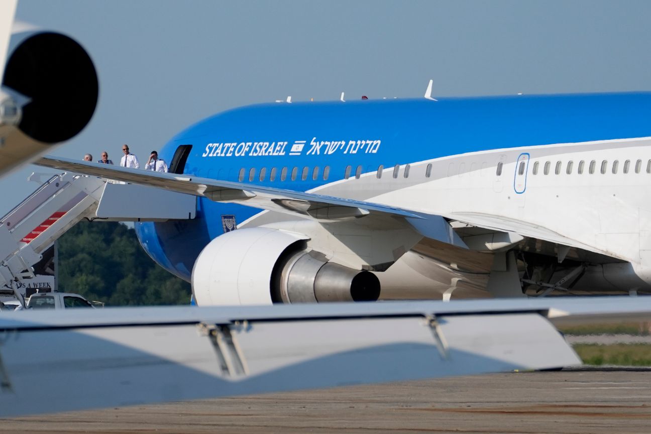 "مع من تتواصل؟".. الشاباك يستبعد صحافيا من رحلة نتنياهو