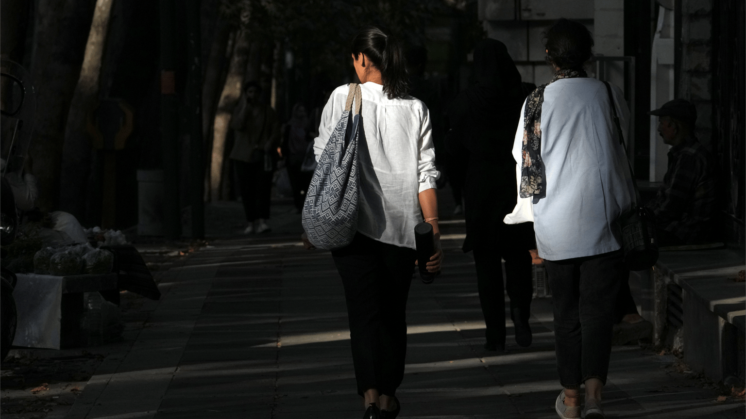 إيران توقف تنفيذ قانون الحجاب