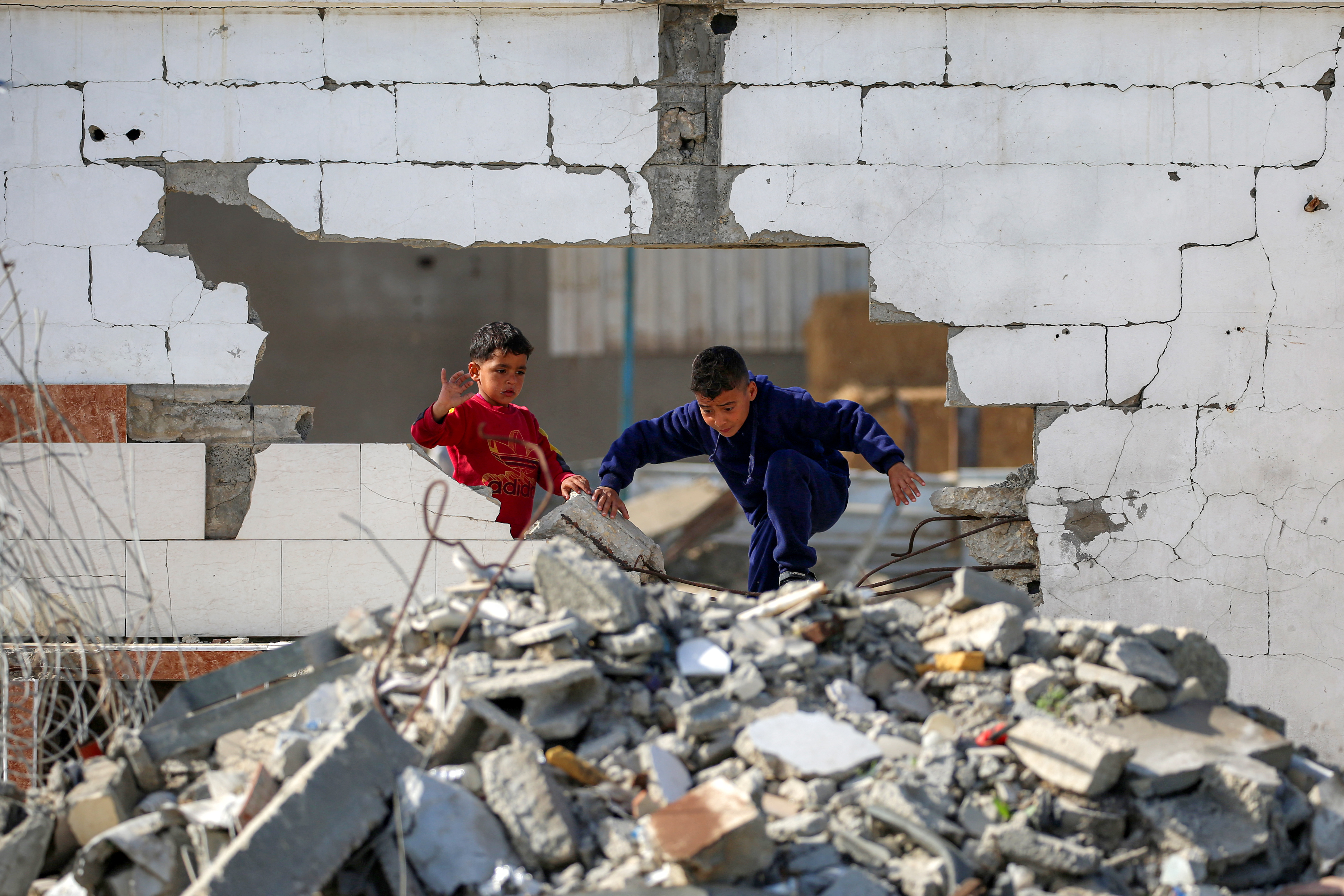 غارات على غزة تُشعل اتهامات خرق الهدنة قبل "مجلس السلام"