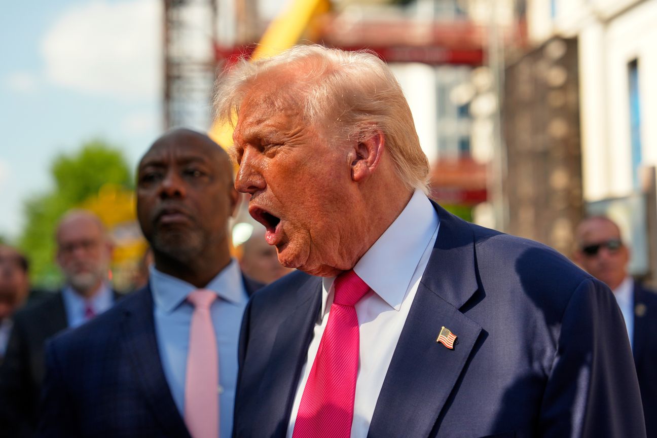 ترامب يهدد ويشتم: افتحوا هرمز أو سيحل عليكم الجحيم