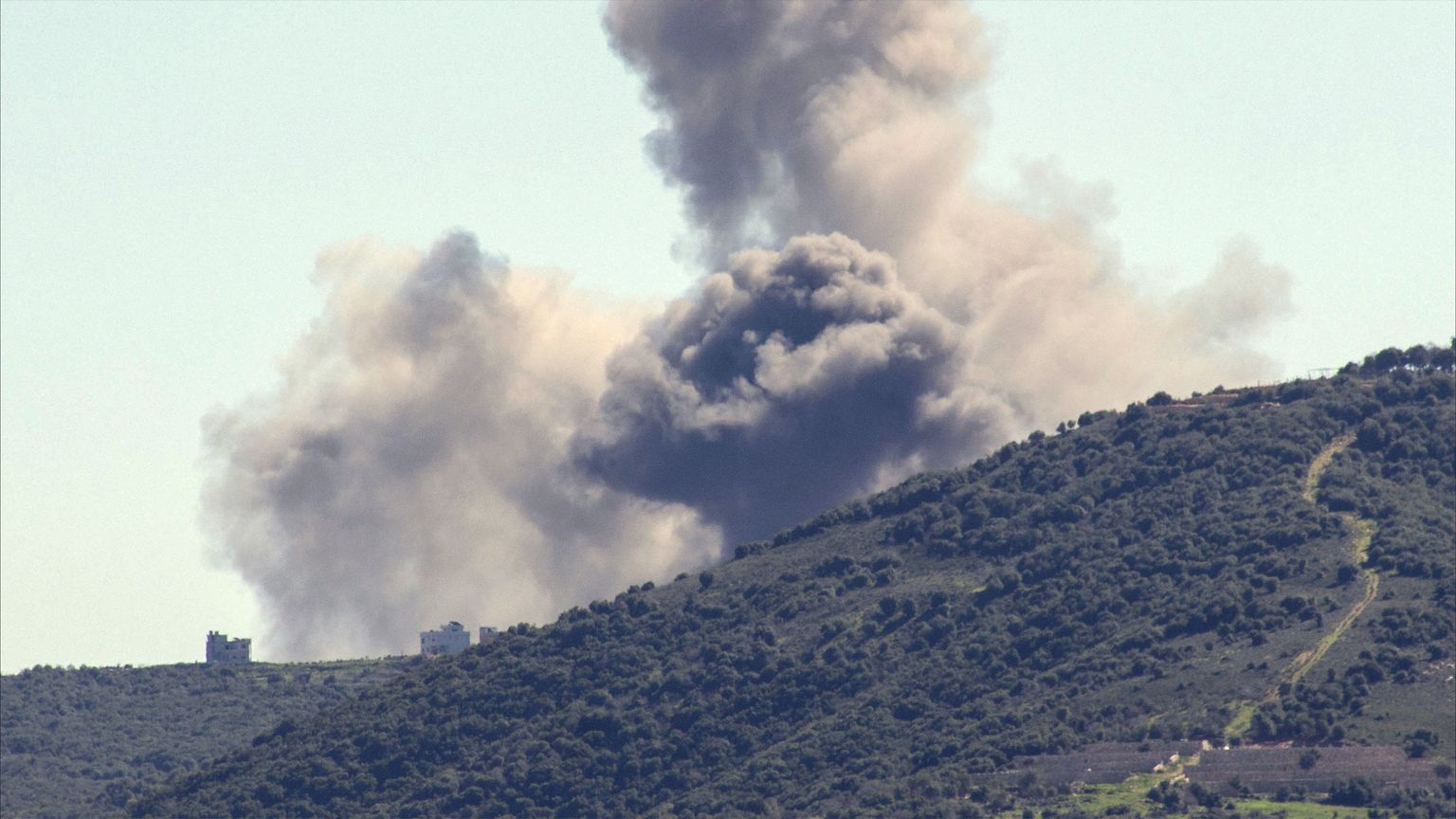 إسرائيل تقصف جنوب لبنان بقذائف فسفورية