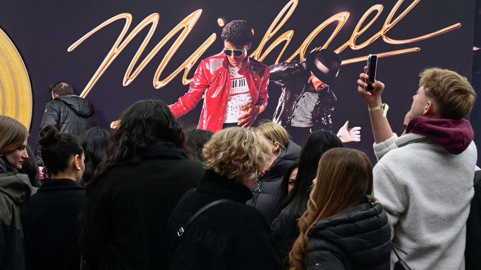 عشّاق "مايكل" يغزون برلين.. فيلم "ملك البوب" يطارد المليار دولار