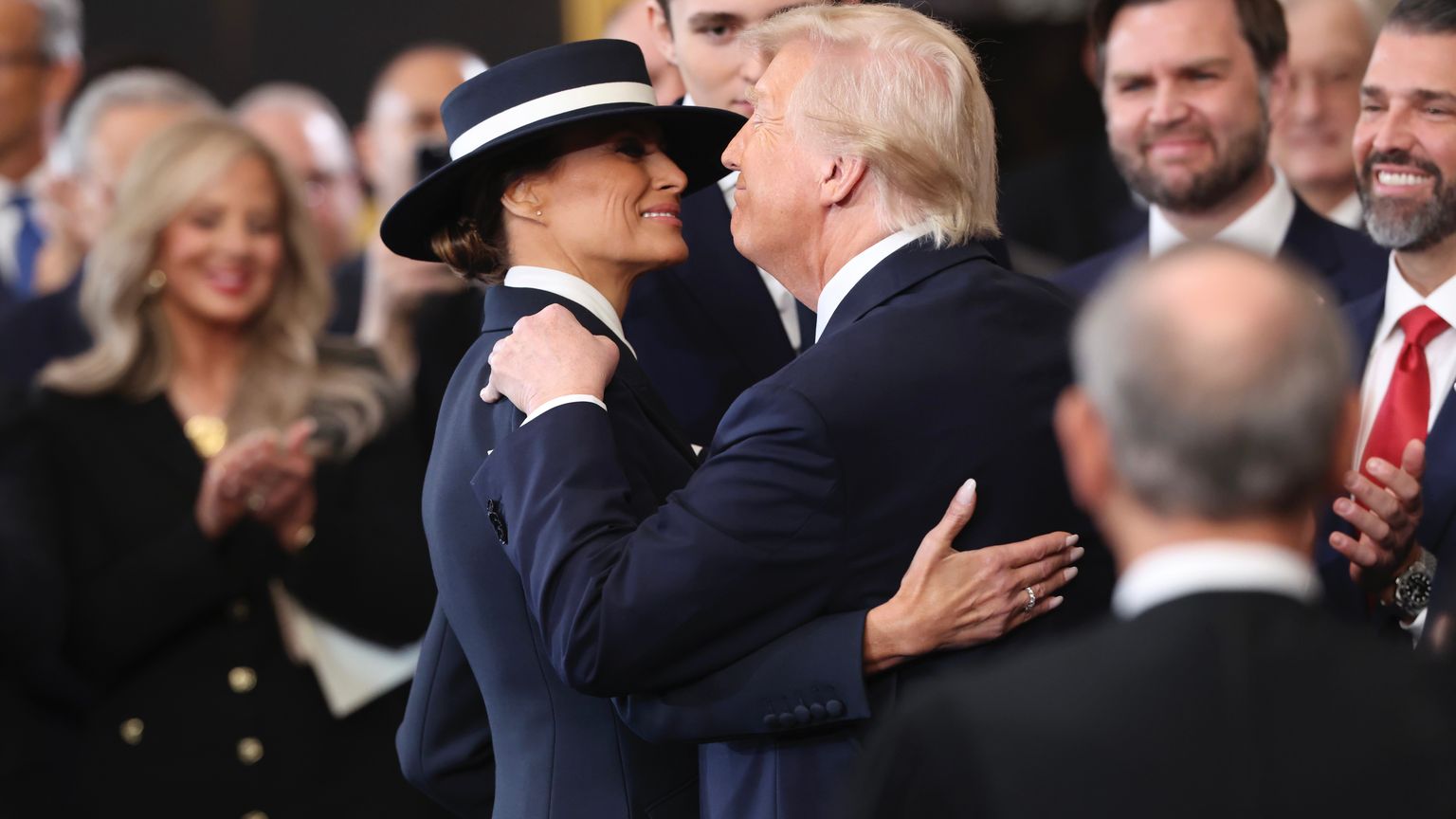 ميلانيا ترامب في حفل التنصيب.. قبعة تسرق الأنظار