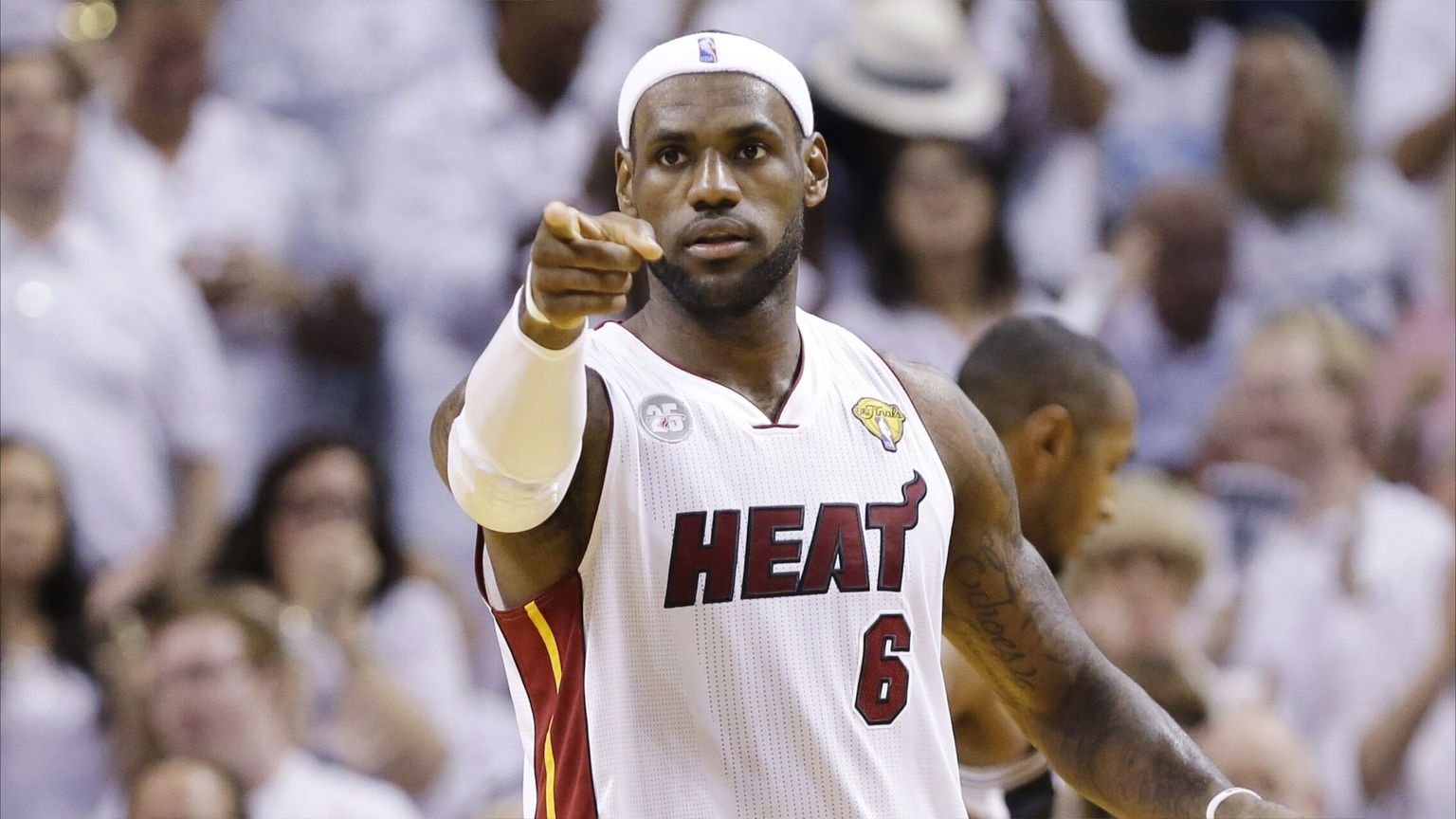 بالرميات.. ليبرون جيمس يسطر تاريخا جديدا في NBA