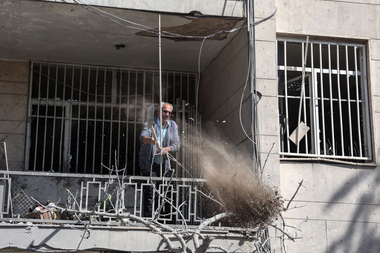 من يتخذ القرار في طهران؟.. إيران تعرض هدنة عبر استخباراتها