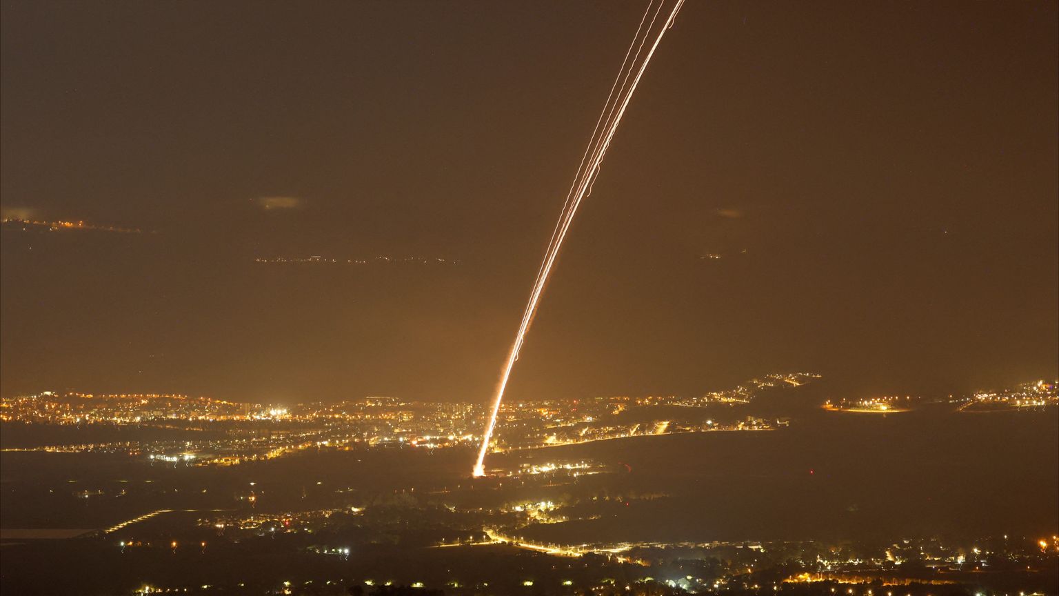 إسرائيل تقصف مستودع ذخيرة لـ"حزب الله" بجنوب لبنان