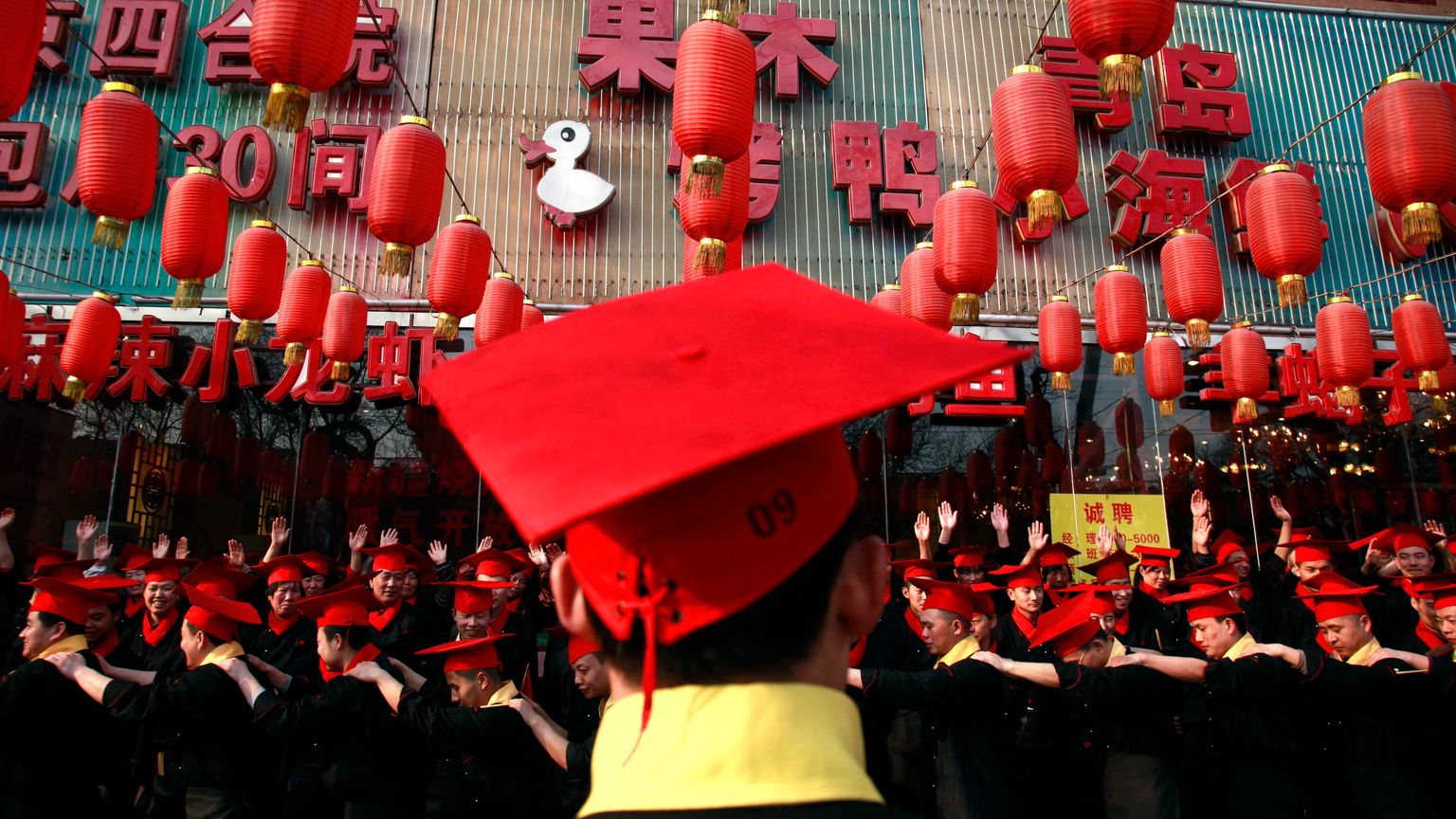 "اخرجوا واستمتعوا".. جامعة صينية تأمر طلابها بالرومانسية