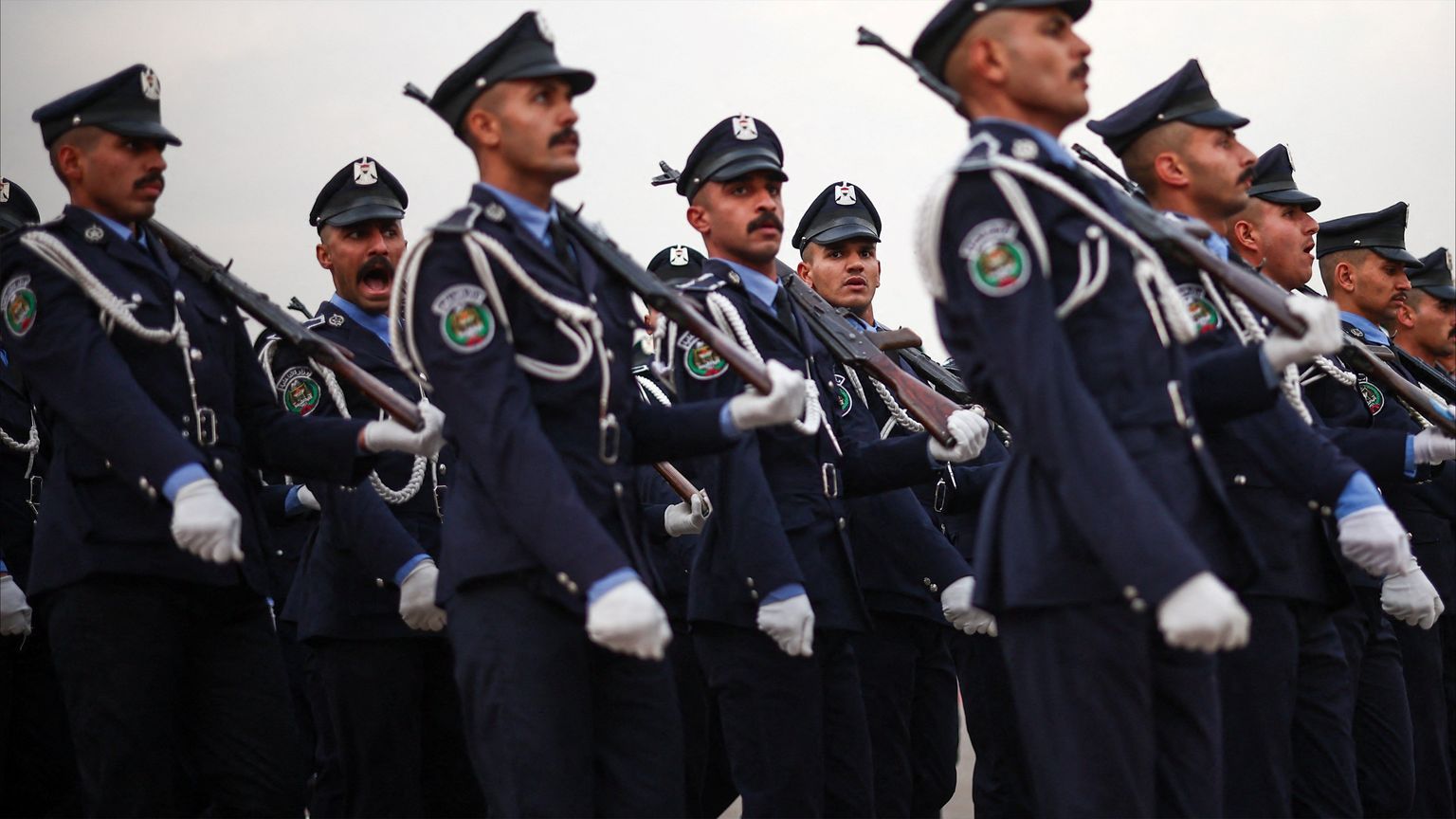 "ضُرب واعتُقل".. عراقي يمزّق صور سليماني والمهندس