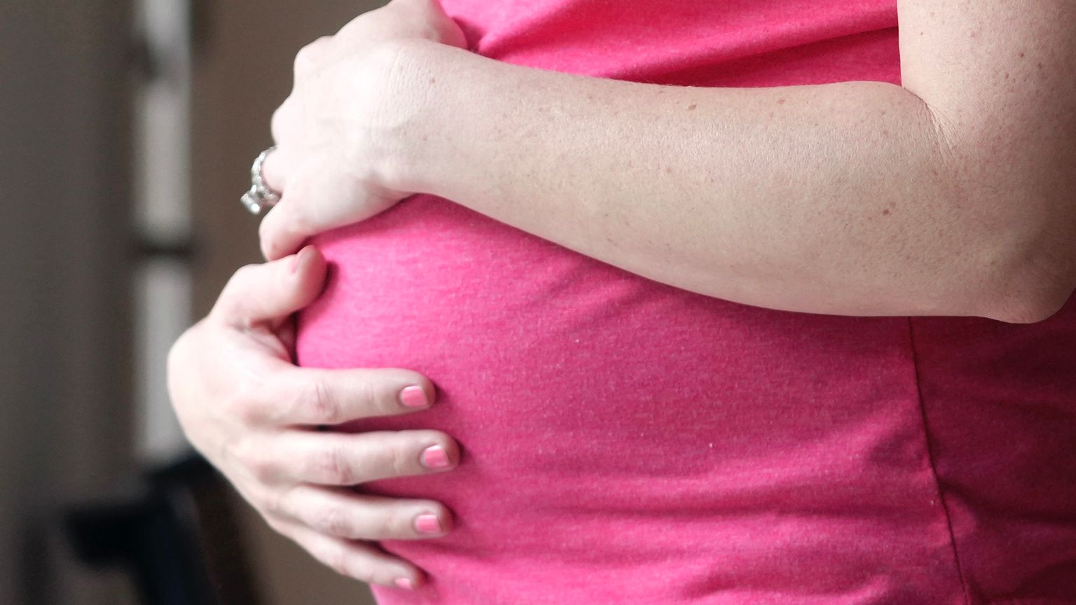 ثورة في عقل الأم.. كيف يعيد الحمل الأول والثاني برمجة الدماغ؟