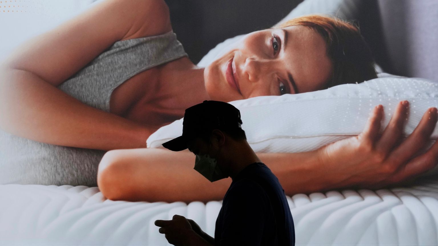 طوفان الأخبار العاجلة.. كيف تحمي "صحتك النفسية" من الفوضى؟