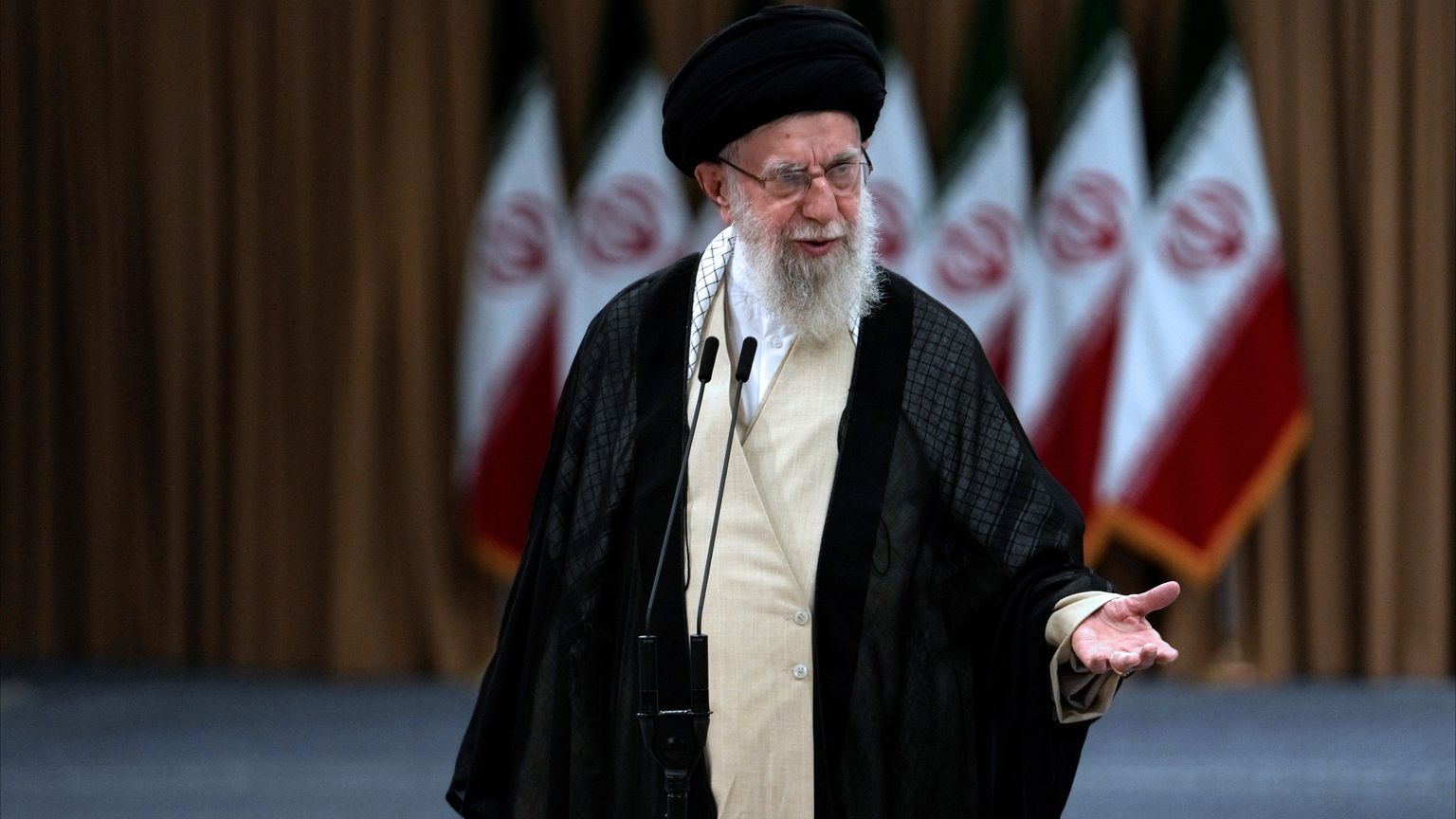 المرشد الإيراني يطالب بزشكيان بـ"نهج رئيسي"