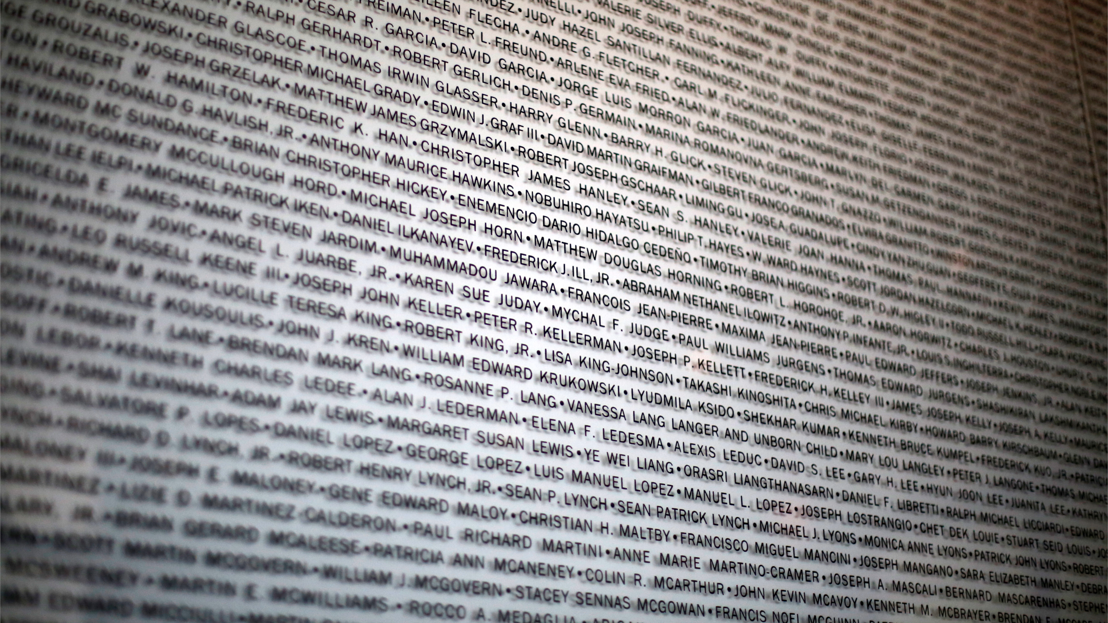 الأوروبوروس اللغوي.. حين يتغذى الذكاء الاصطناعي على نصوصه