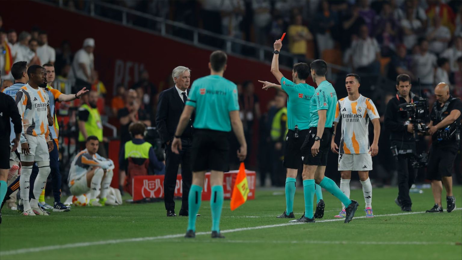 ما وراء الكلاسيكو.. 3 بطاقات حمراء مجانية لريال مدريد