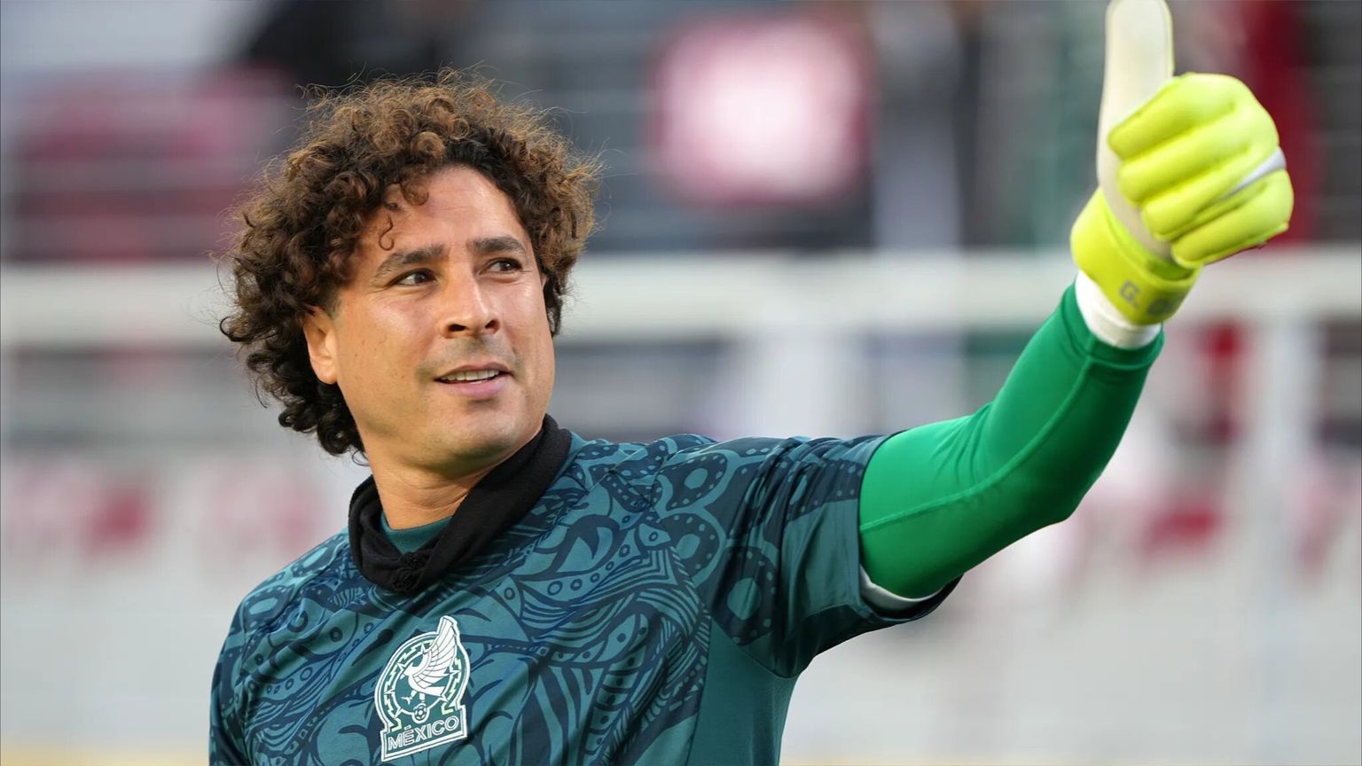 أسطورة المكسيك ينافس ميسي ورونالدو في كأس العالم