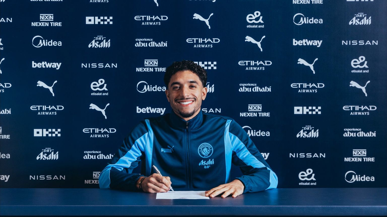 "تمت الصفقة".. مانشستر سيتي يعلن ضم عمر مرموش