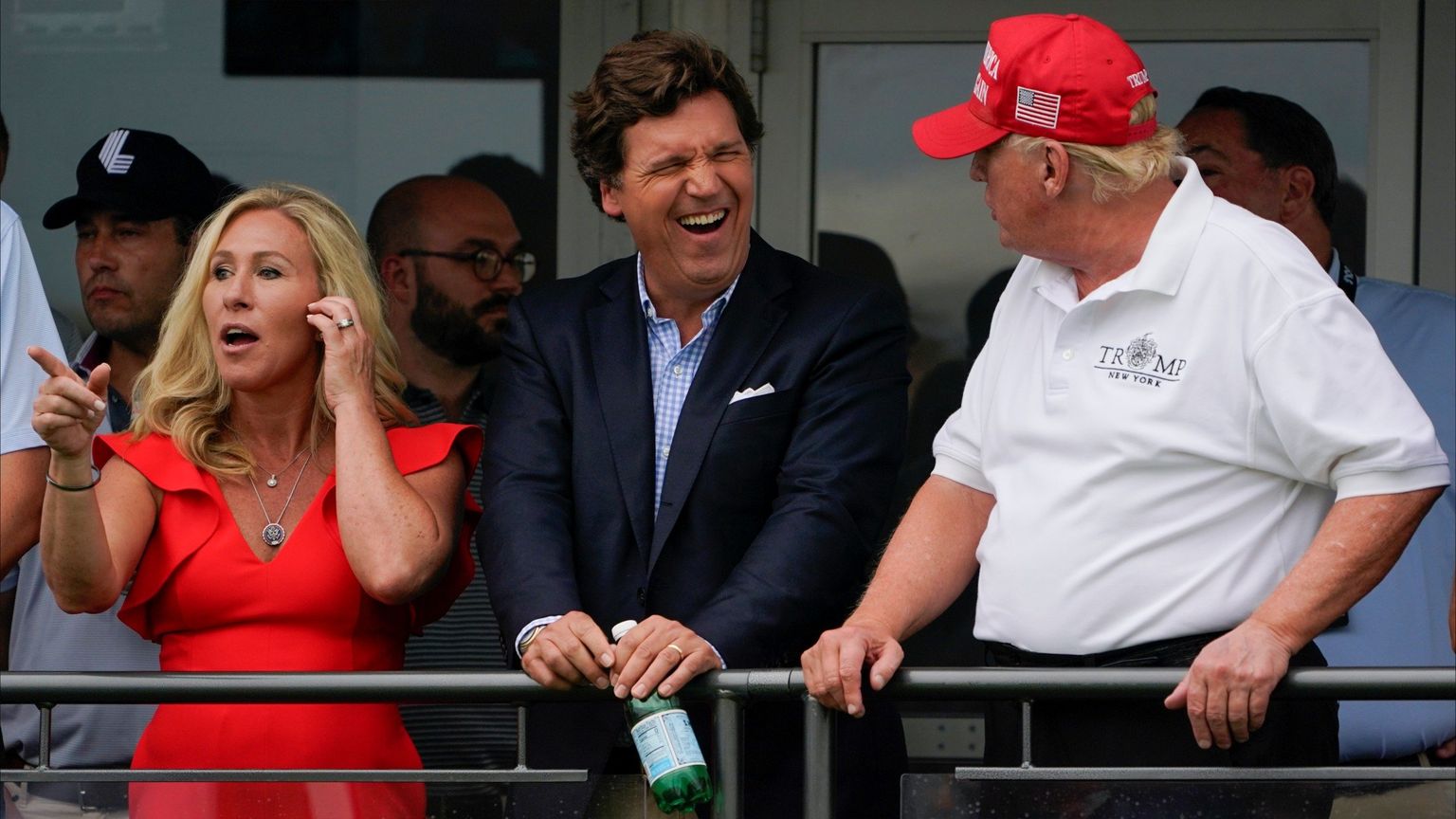 تاكر كارلسون.. مشروع الضابط ووجه ترمب الإعلامي