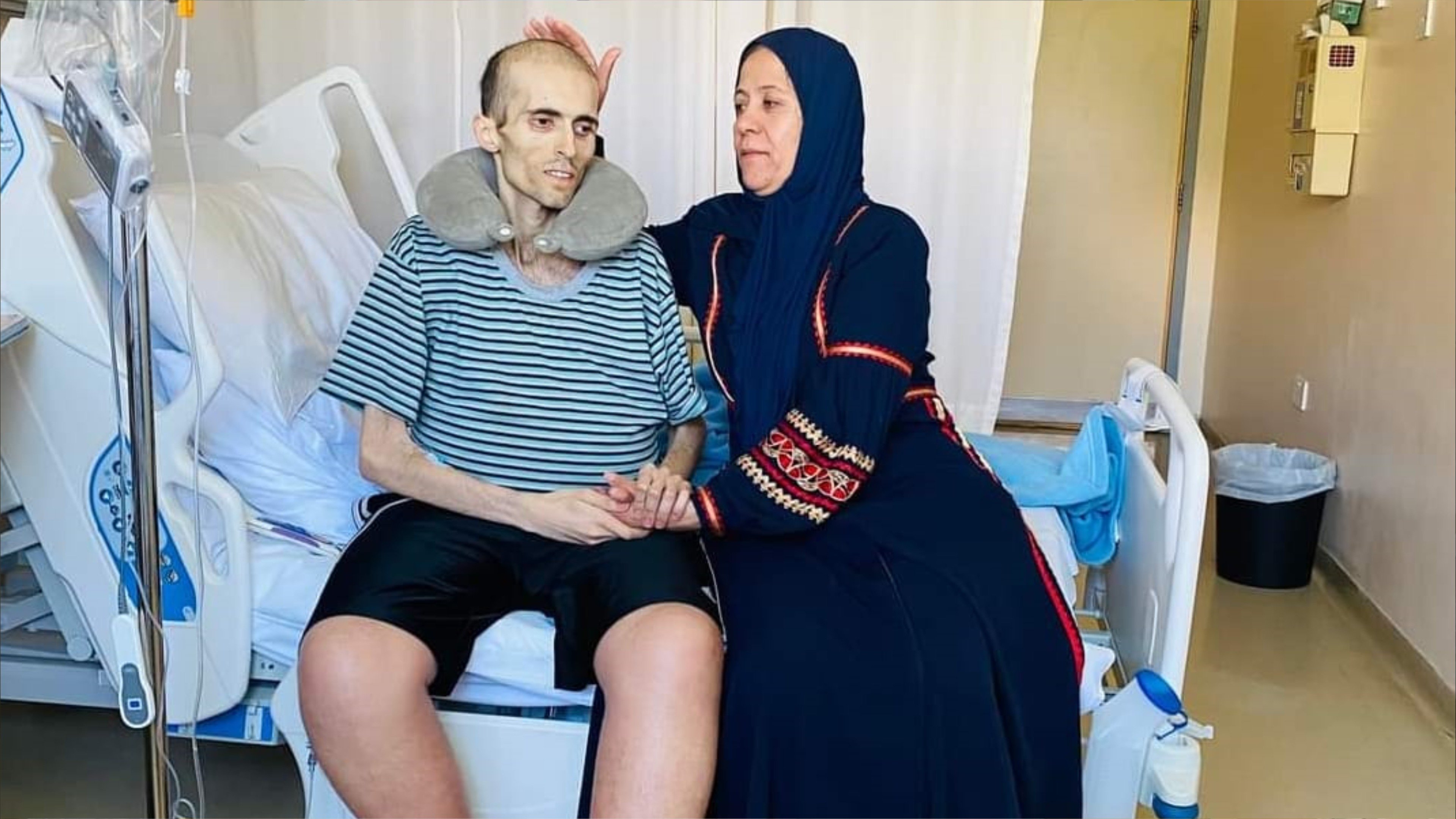 عشرات الأردنيين في منزل "ملك الجمال"