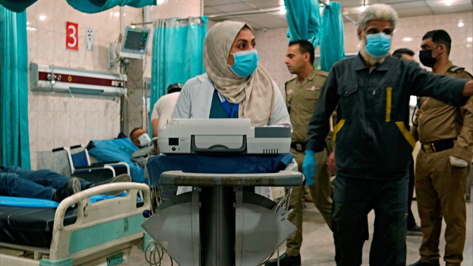 قصة فيديو "الكر والفر" بمستشفى النجف