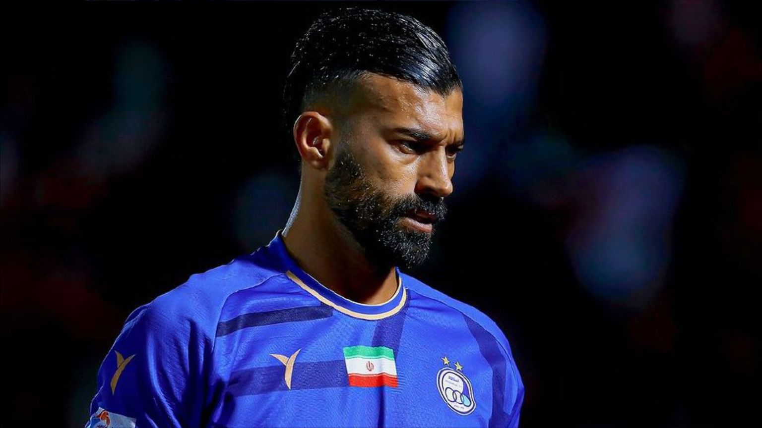 "عناق مشجعة" يهدد لاعب إيراني بعقوبة رادعة