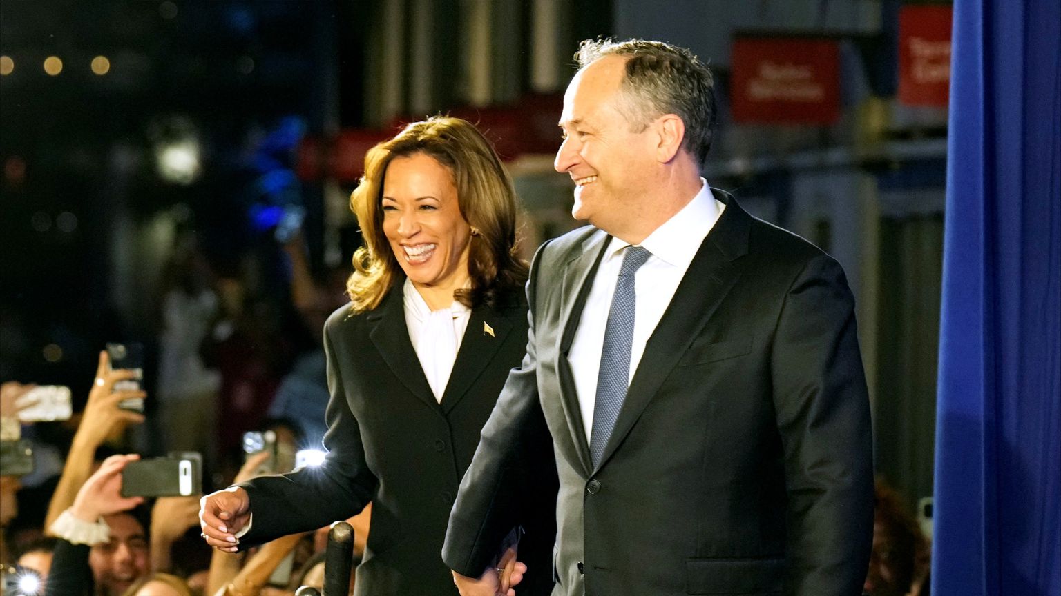 "ديانة" زوج هاريس تطاردها وسط المسلمين.. من المستفيد؟