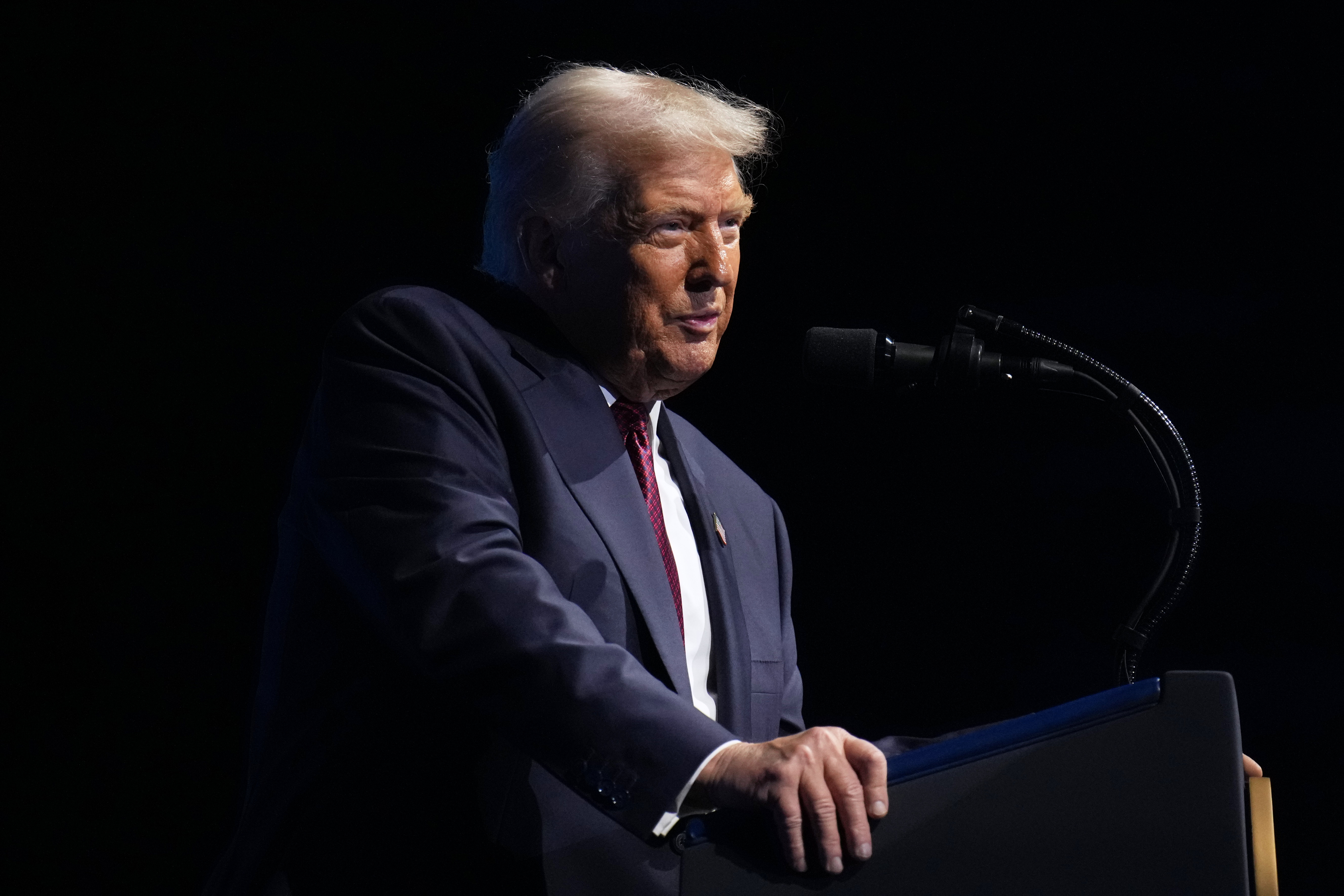 ترامب: إيران طلبت رفع العقوبات.. وأنا منفتح للنقاش