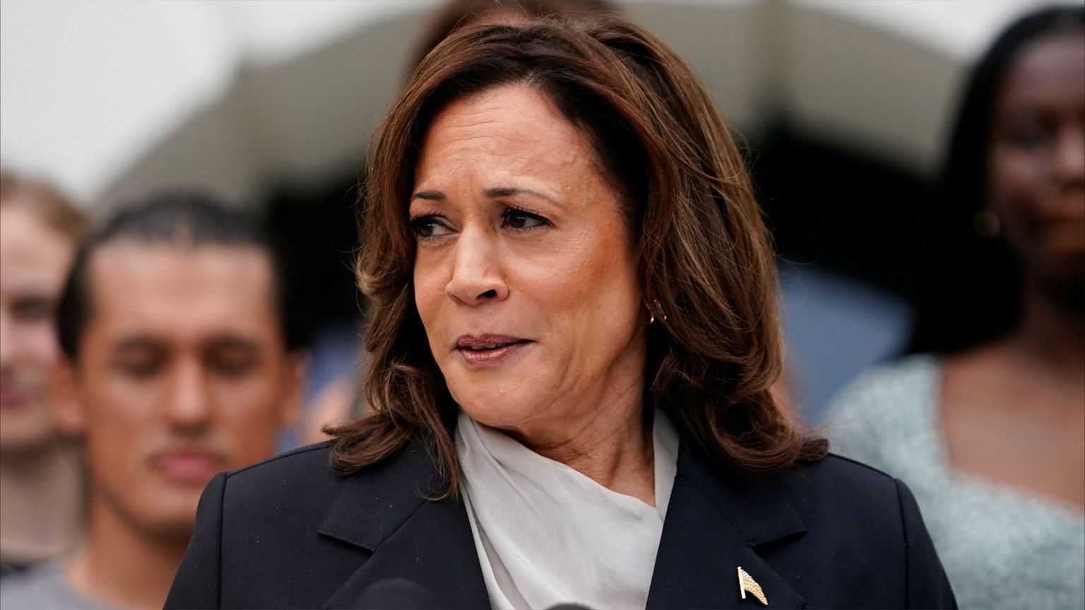 هاريس تهزم ترامب في أحدث استطلاع