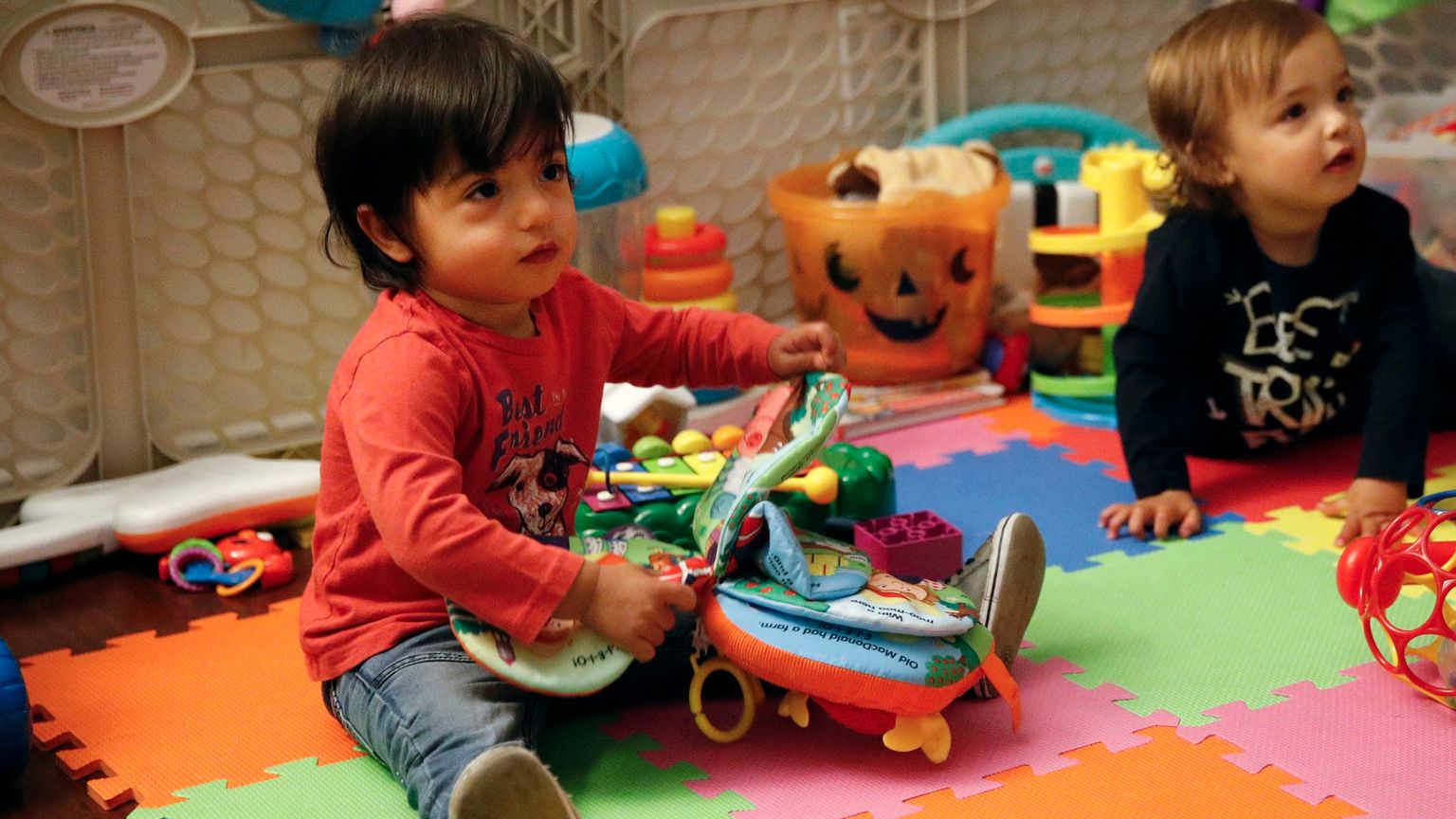 الأزمة ليست في "الحضانة".. لماذا يمرض طفلك 15 مرة في عامه الأول؟