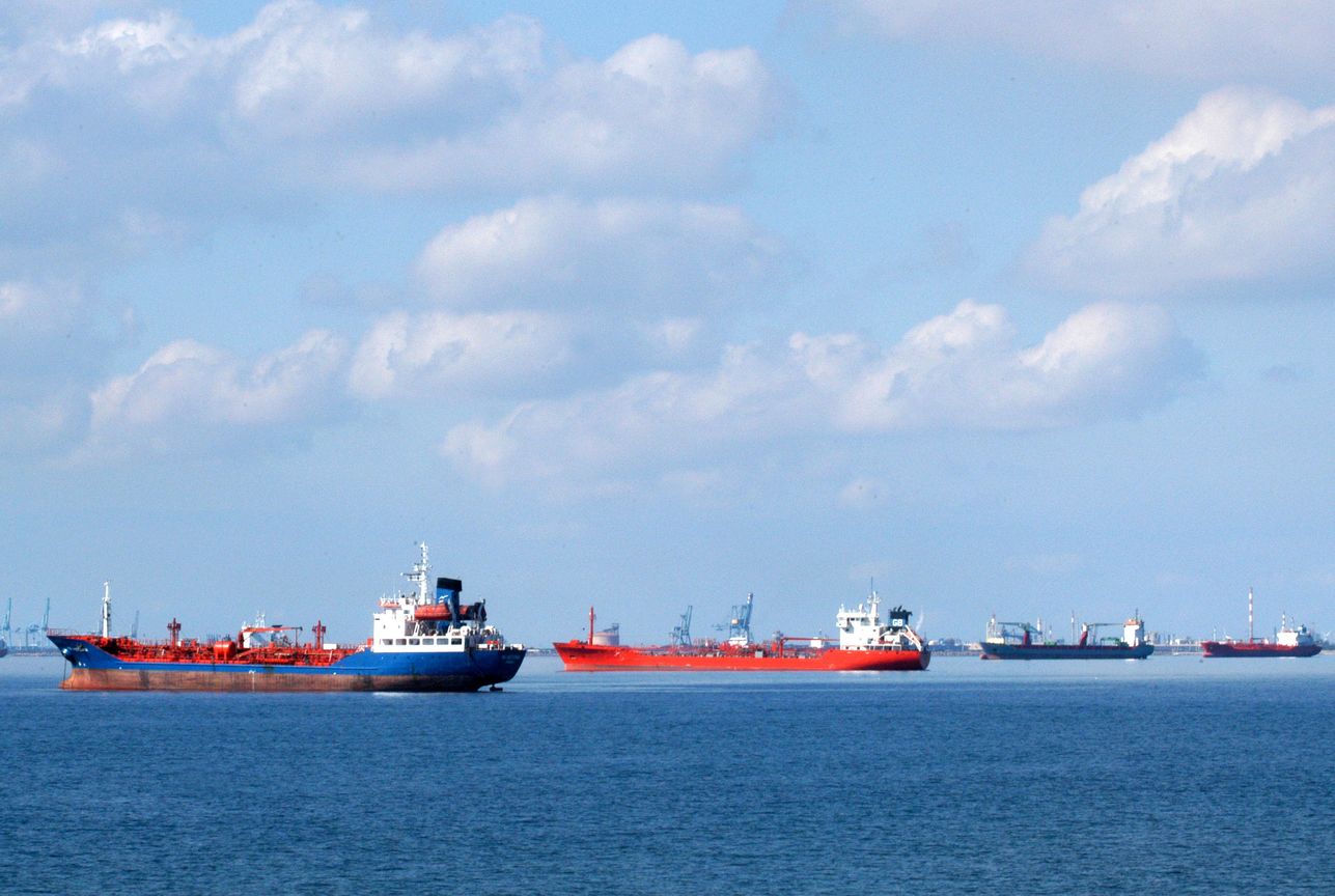 فوضى الشحن على قاعدة القرن الـ19.. الحاويات تترك في أقرب ميناء