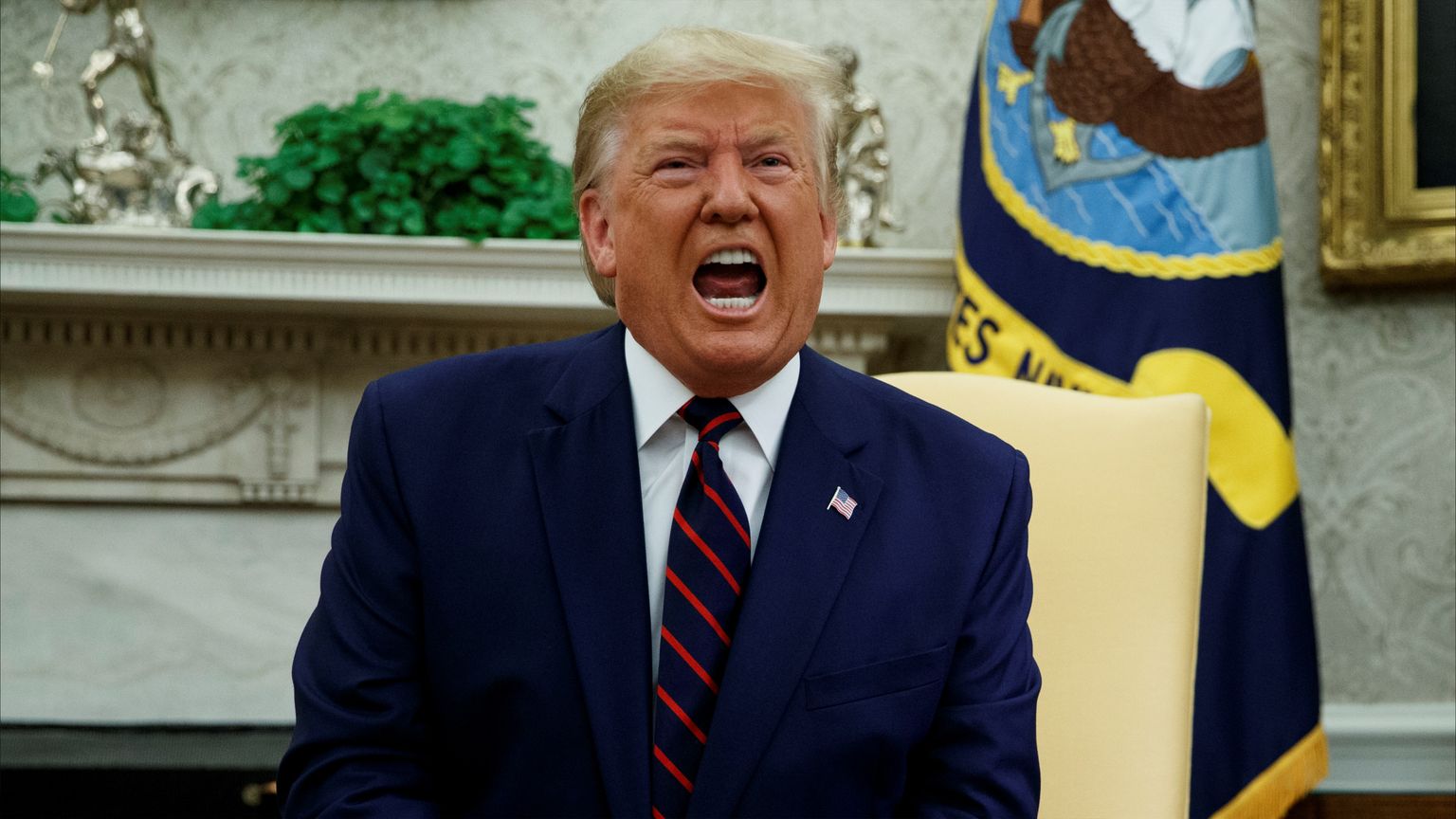 البيت الأبيض: ترامب يعاني من تورم أسفل الساقين