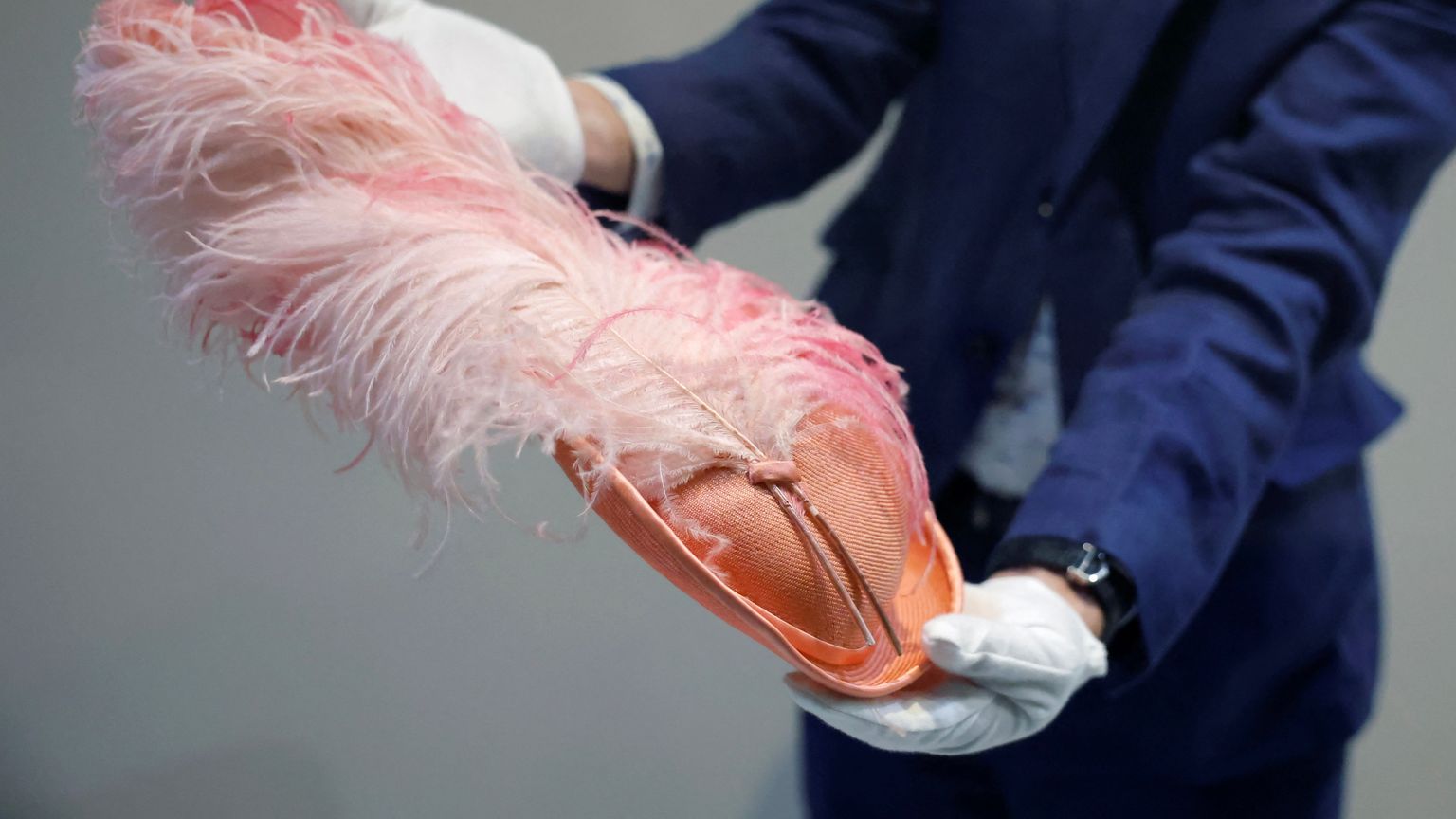 كنوز الأميرة ديانا "تحت المطرقة".. فساتين وقبعات تنتظر المشترين