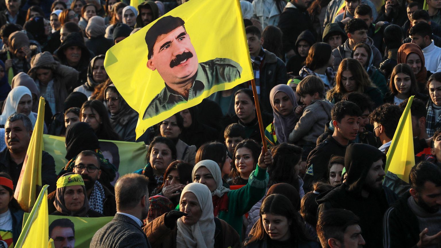 الأكراد بين فكي إلقاء السلاح وتركيا