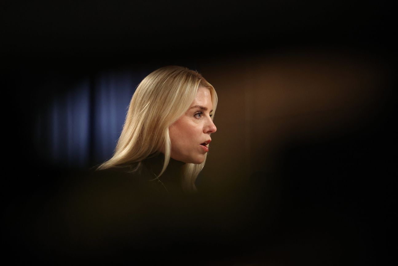 بعد الدفاع عنه.. بوندي تسقط بين ترامب والديمقراطيين