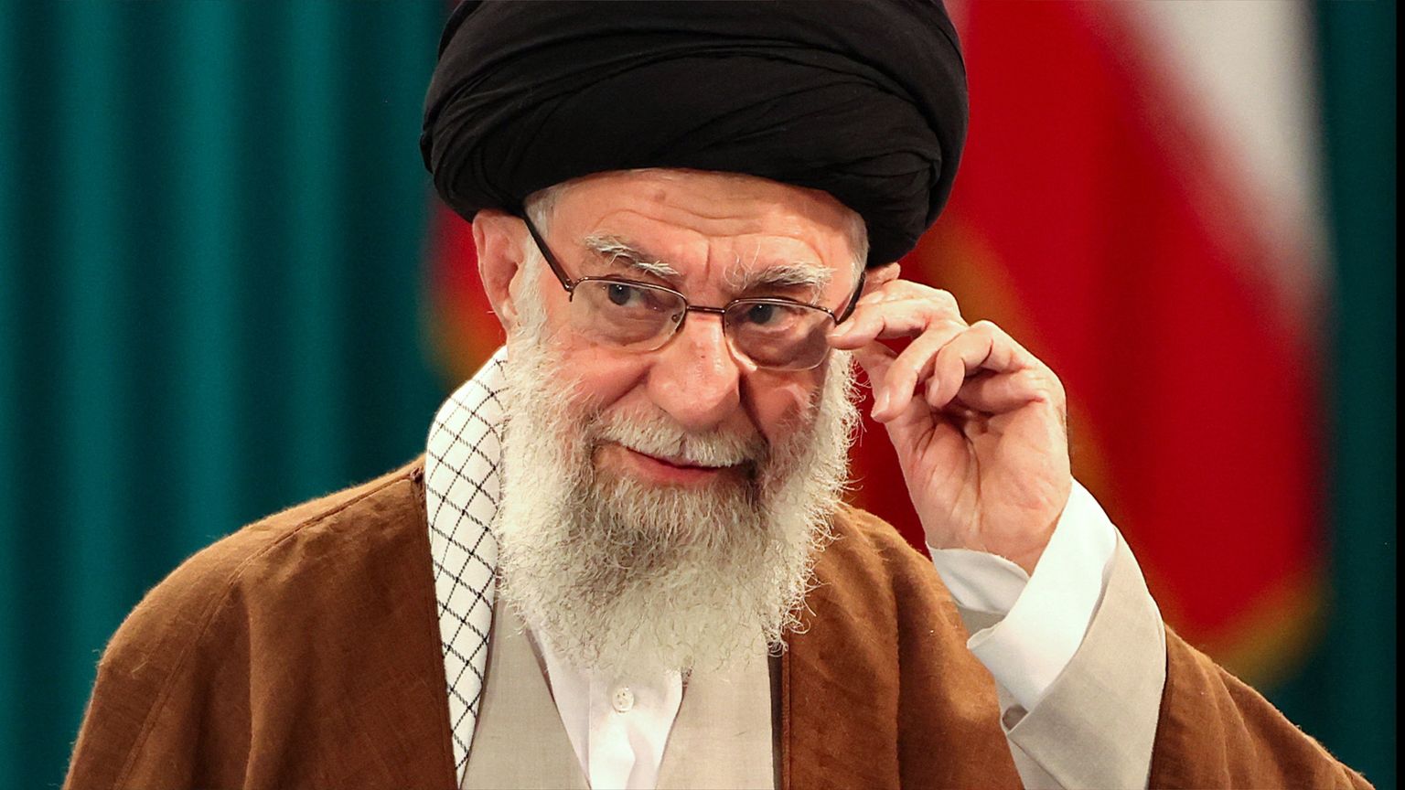 خامنئي يدعو الإيرانيين لعدم القلق.. "شؤون الدولة لن تتعطل"