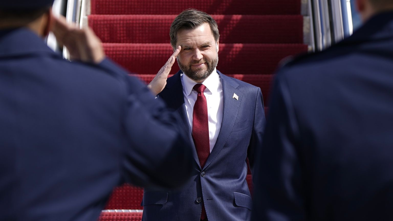 "خليفة ترامب".. فانس يكتسح منافسيه على "رئاسة 2028"