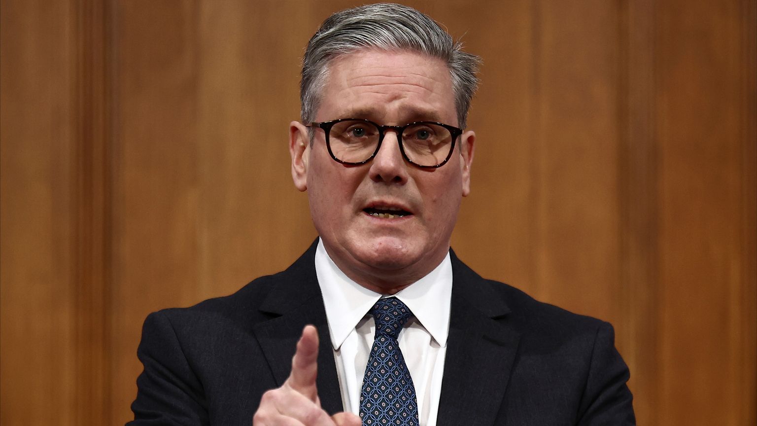 ستارمر يحث نتنياهو على "إقامة دولة فلسطينية"