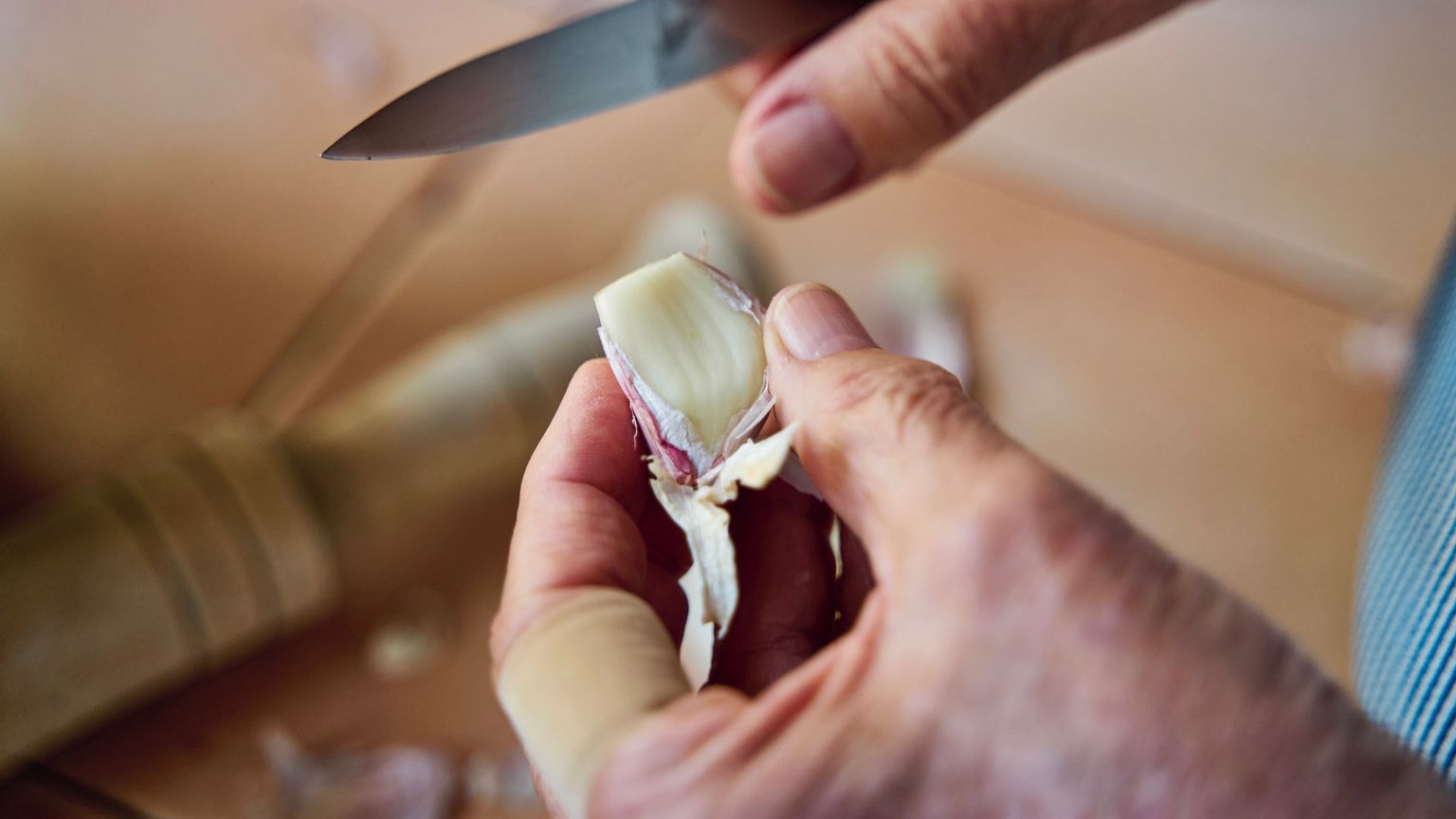 "ثوم البشرة".. حل للحبوب أم تريند؟