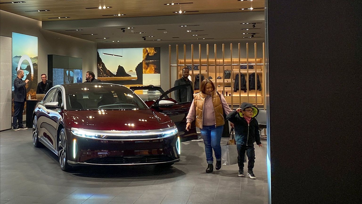 "لوسيد" تفتح أول مصنع سيارات كهربائية في السعودية