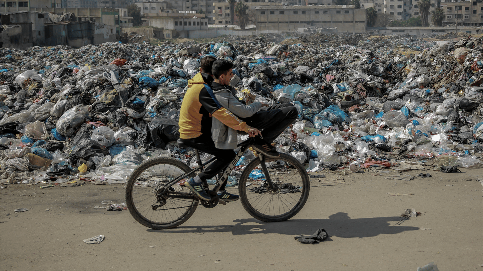 بلدية غزة تطلق خطة لإزالة 170 ألف طن من النفايات