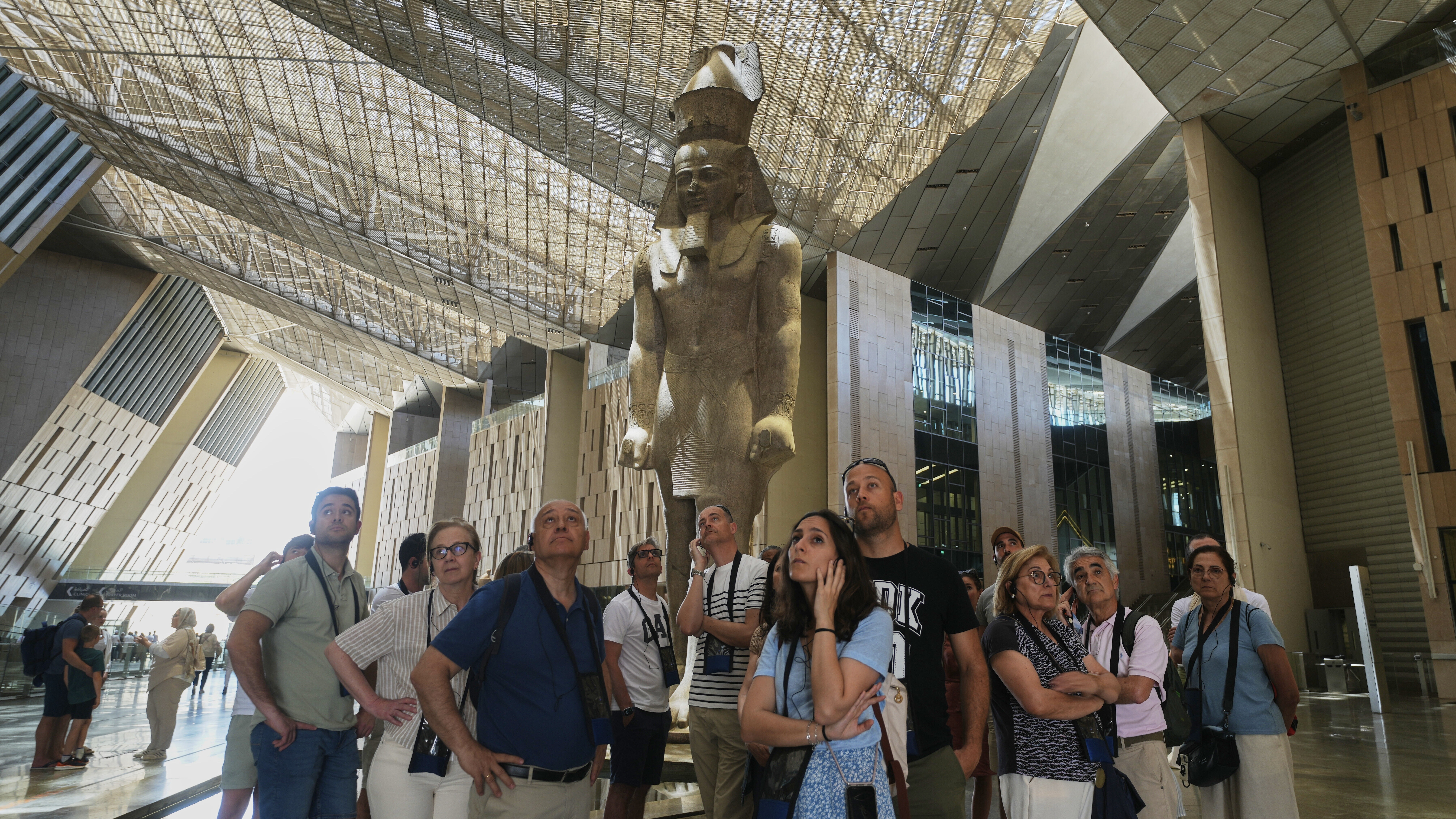 رمسيس يستقبل وتوت يتألق.. تعرّف على أبرز كنوز "المتحف الكبير"