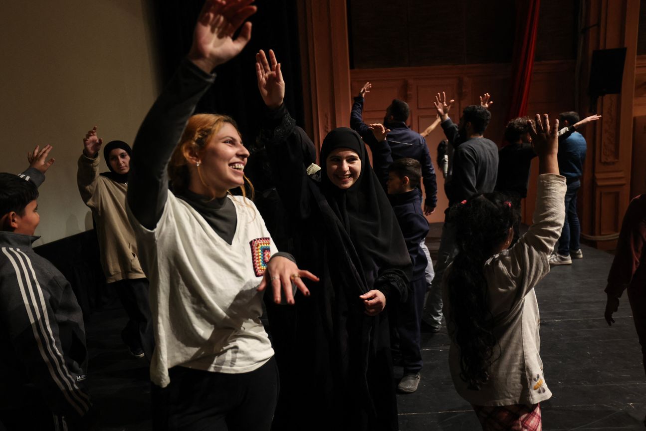 "كبرنا قبل أواننا".. الحروب والأزمات ترهق "الجيل زد" في لبنان