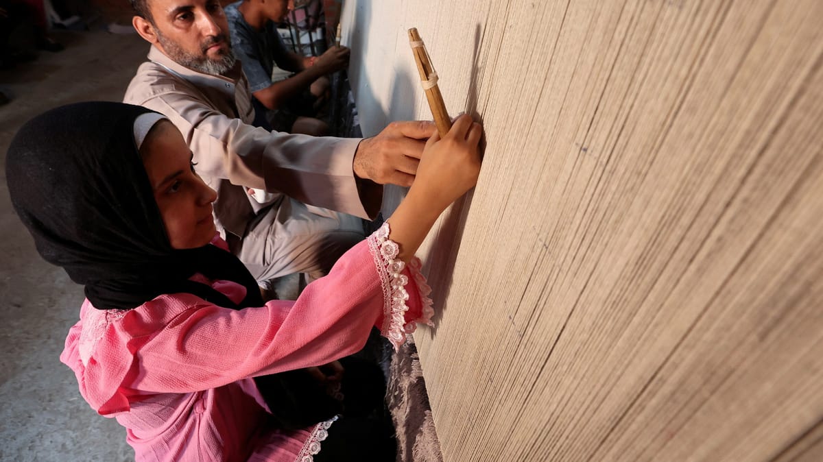 أنامل مصرية تنسج حريرا يتحدى السجّاد الإيراني