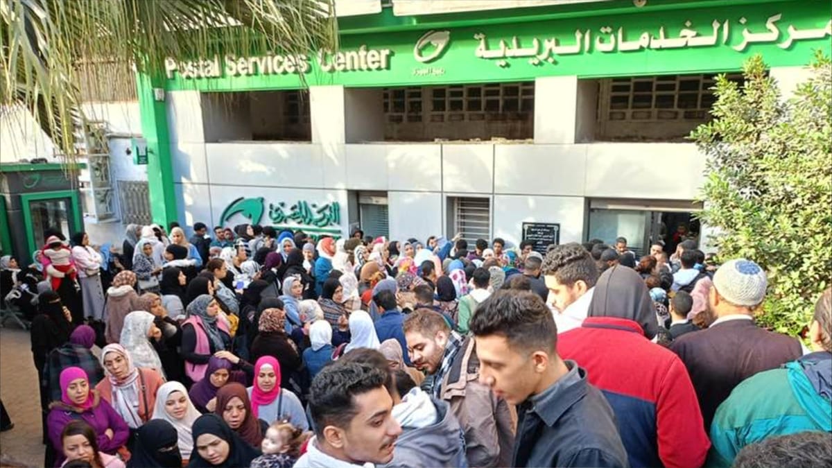 "وحدات سكنية" تدفع مصريين إلى مكاتب البريد
