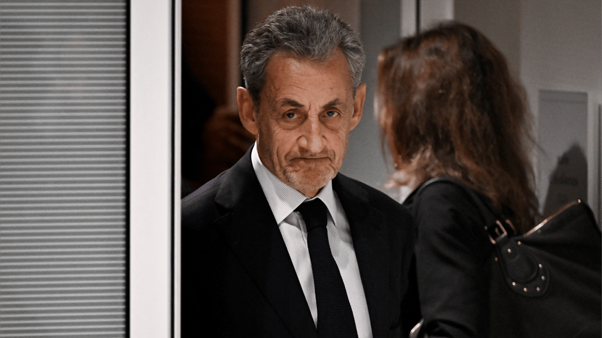 ساركوزي يتحدّى الحكم.. لا عفو ولا اعتراف بالذنب